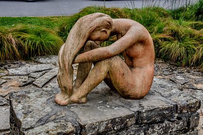 Socha ženy myjící si vlasy...Luhačovice