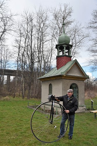 František Janša a jeho dva velké koníčky – vysoké kolo a kaple na okraji Mitrovic