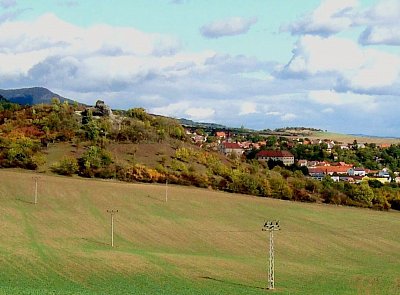 Žitenice u Litoměřic se skalním útvarem Kočka. V pozadí Křížová hora.