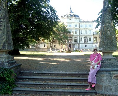 Zámek Ploskovice. Pohled z parku.