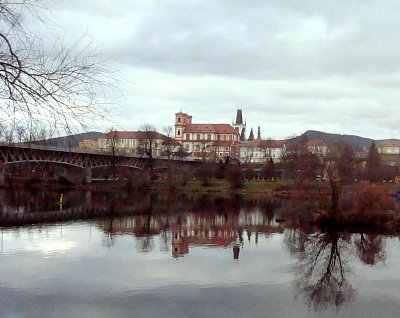 Tyršův most s kostelem Zvěstování P. Marie *