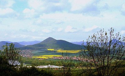 Lovoš, 570 m. n. m., vlevo Žernosecké jezero