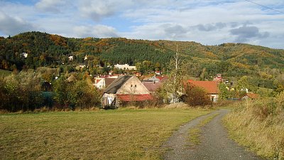 Vesnička Skalice v údolí Pokratického potoka *