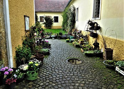 Před obchůdkem v Toulcově dvoře