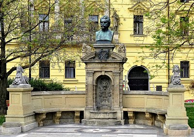 V. Hálek na Karlově náměstí