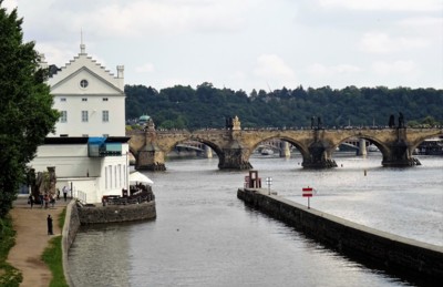 Sovovy mlýny a Karlův most
