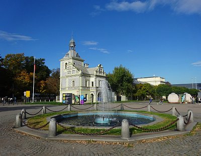 Před Výstavištěm Holešovice