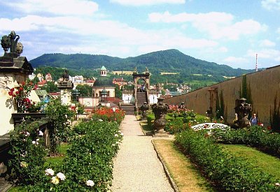 Letní  Růžová zahrada s vyhlídkovým glorietem *