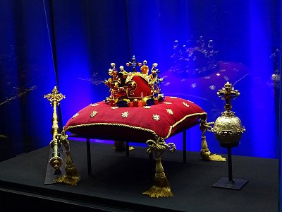 Výstava replik korunovačních klenotů v muzeum Boženy Němcové