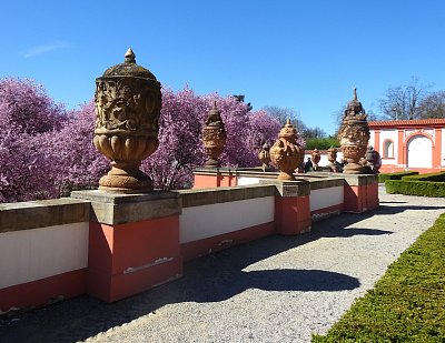 Terakotové vázy v zahradě Trojského zámku