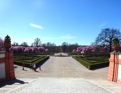 Jaro v zahradě Trojského zámku