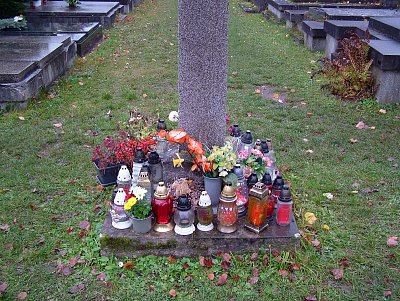 svíčky zemřelým v dáli