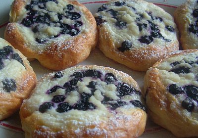 Letní dobrota: koláče s tvarohem a borůvkami