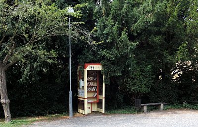 Knihobudka u zámku v Roztokách u Prahy