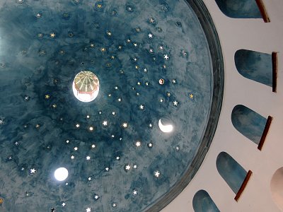 Hvězdná obloha v Chrámku noci v parku Klamovka průzory ve střeše svítí slunce*