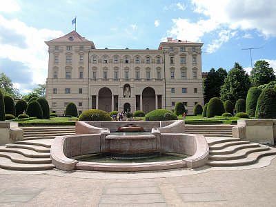Pohled na Černínský palác ze zahrady s fontánou