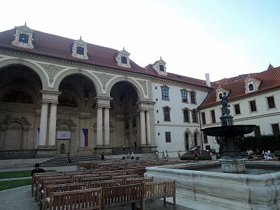 Pohled na Valdštejnský palác z Valdštejnské zahrady.