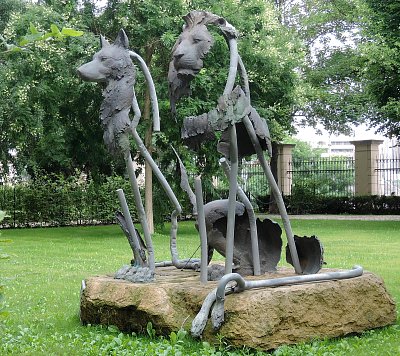 Sousoší psa a lva v zahradě Strakovy akademie