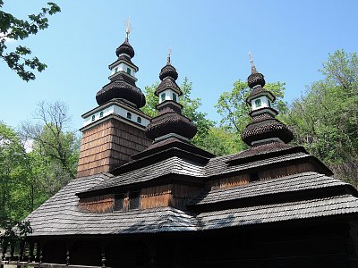 Svatý Michael - měl 3 věže, zřejmě ty dvě zadní shořely úplně.