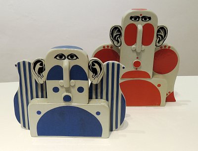 Modrý a červený anděl - z výstavy majolik Pravoslava Rady*