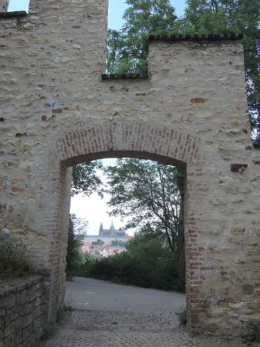 Pohled na chrám Sv.Víta skrze Hladovou zeď