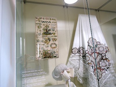 Z výstavy vyšívaných šátků v letohrádku Kinských