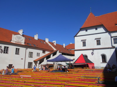 Nádvoří (sluneční hodiny)