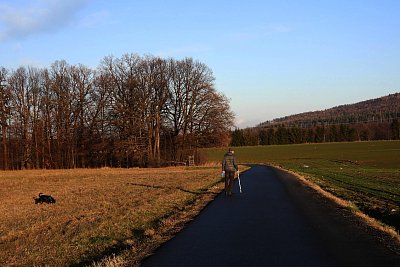 Muž s černým psem a bílou holí