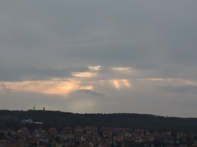 Sluníčko vykukuje odpoledne nad Košířemi