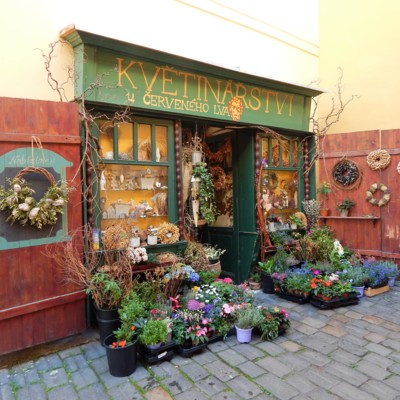Květinářství v ulici Tržiště