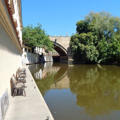 Pohled z Čertovky na Karlův most