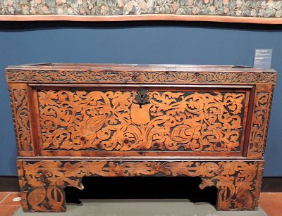 Truhla vyřezávaná z 15. století *