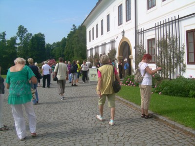 Před zámkem v Losinách