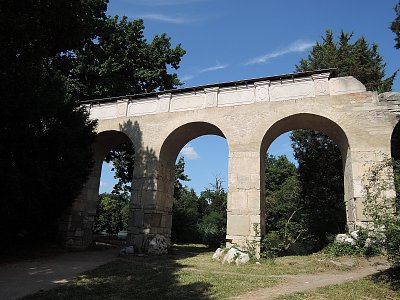 Cestou k Minaretu v lednickém parku*