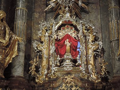 Pražské Jezulátko není na Vánoce oblečené