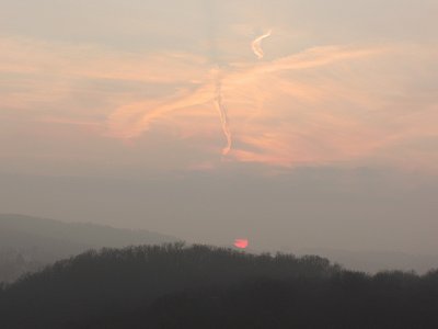 Zapadající slunce v mlze nad Stodůlkami