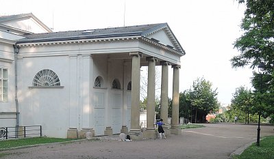 Baletka cvičí u letohrádku Kinských