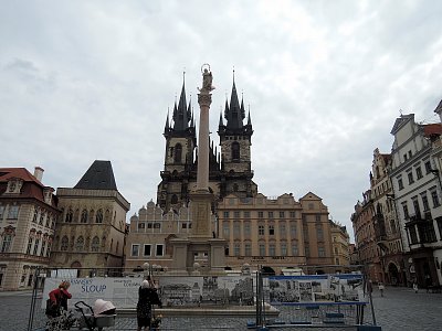 Mariánský sloup, v pozadí Chrám Panny Marie před Týnem*