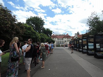 Kramářova vila-vystála jsem si dnes 1,5 hod. frontu na návštěvu