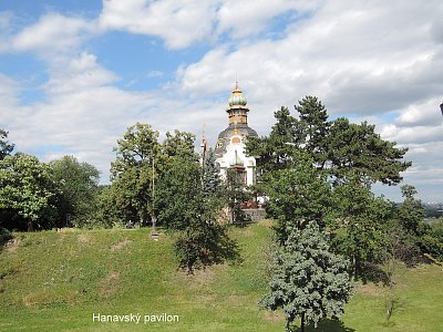 Pohled na Hanavský pavilon ze zahrad Kramářovy vily