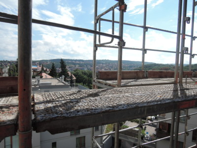 Pohled na Prahu z bytu přes lešení