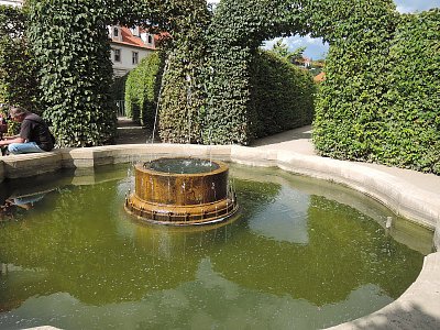 Fontánky a průchody živými ploty ve Valdštejnské zahradě.