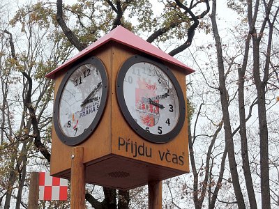 Hodiny u dětského hřiště v Klamovce