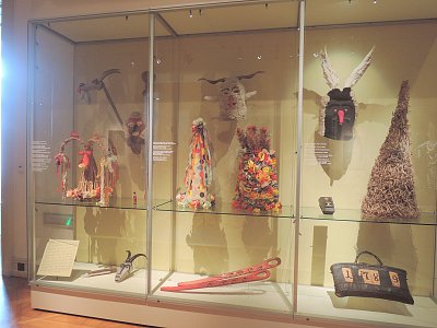 V Letohrádku Kinských - vitrína s masopustními předměty