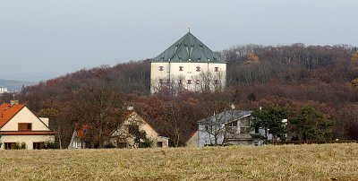 Pohled na Letohrádek Hvězda od Mohyly Bitvy na Bílé Hoře