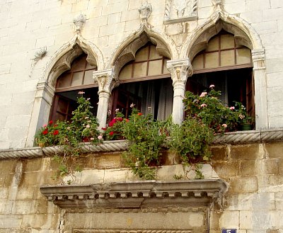 Poreč. Hlavní ulice Decumana s krásnými historickými fasádami.
