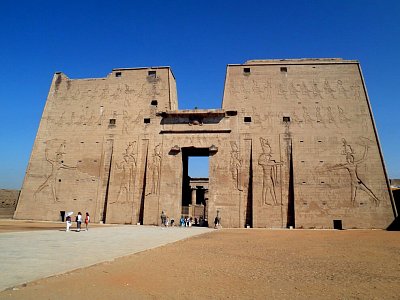 Monumentální vstupní pylon ptolemaiovského chrámu v Edfu *