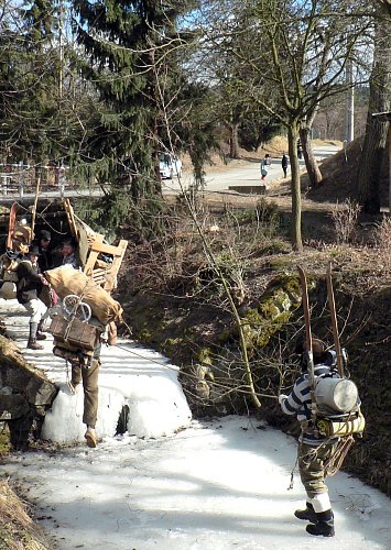 Expedice Severní pól postupuje naším zamrzlým potokem