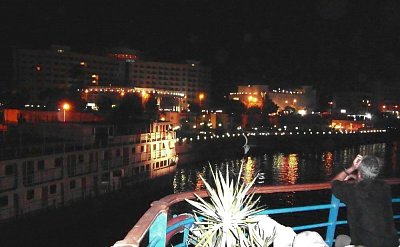 Noční přistání v Asuánu