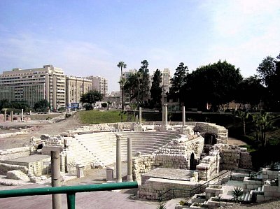 Nevelký pozůstatek antiky. Alexandrie, Egypt.